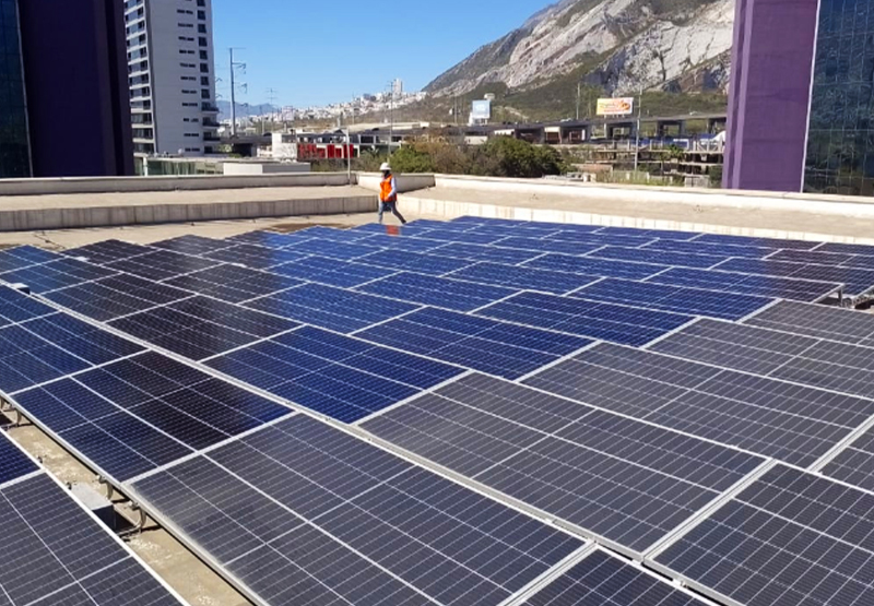 mantenimiento-a-paneles-en-centro-comercial-nxtsolar-2